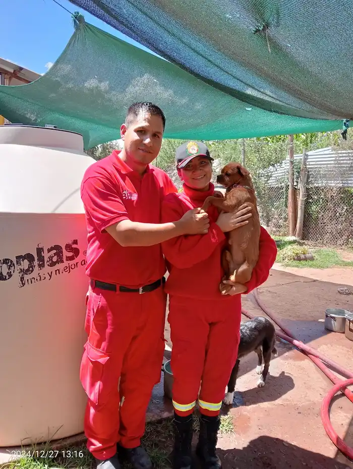 Bomberos que nos llevaron agua en el refugio